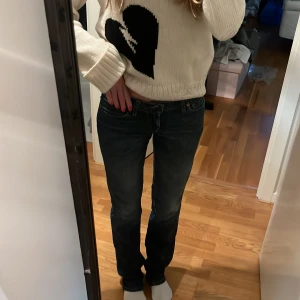 Levi's 555 raka jeans mörkblå W28 L32 - Säljer ett par Levi's 555 jeans i mörkblå tvätt med raka ben och klassisk femficksdesign. Jeansen har normal midja och snygga slitningar.