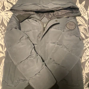 Canada goose jacka macmillan grå - Mörkgrå köpt i vintras pris kan diskuteras passar dig mellan 170-180cm får med en plastpåse som står canadagoose på , kan visa video på hela jackan och fler detaljer på snapchat heter ,Ns1osman,