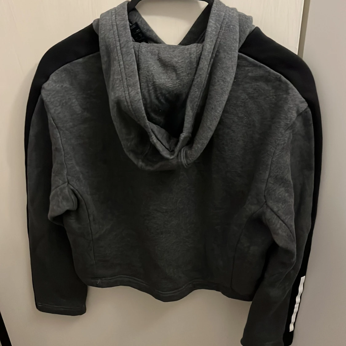 Grå hoodie från Adidas med svarta detaljer - 1