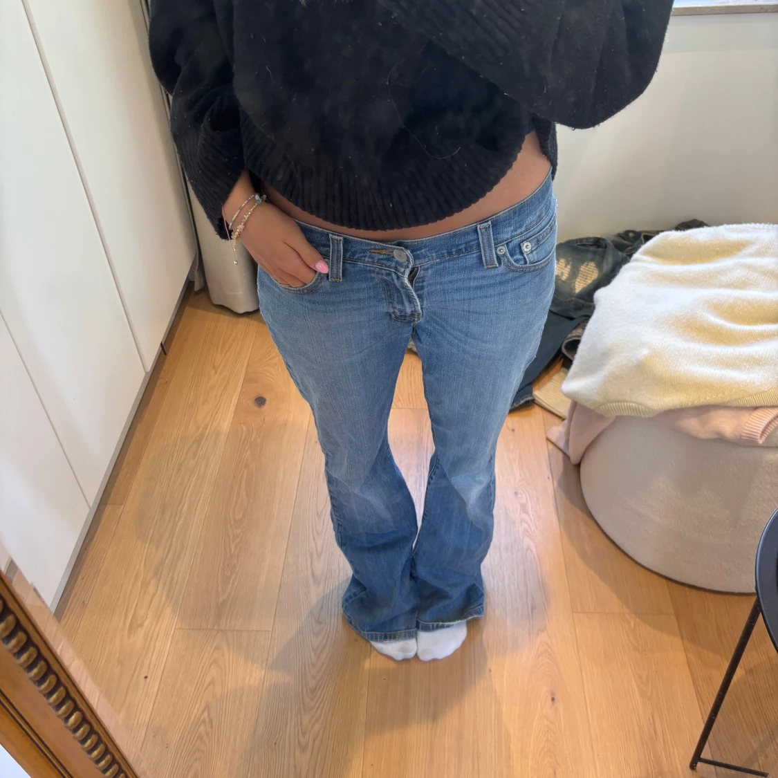 Blå bootcut jeans låg midja