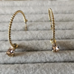 Nani Loops Caroline Svedbom - Nani Loops Gold med sten i färgen Vintage Rose från Caroline Svedbom i mycket fint skick. Storlek: 35 x 25 mm  Använda endast ett fåtal gånger och är därav i mycket fint skick! Levereras i originalask