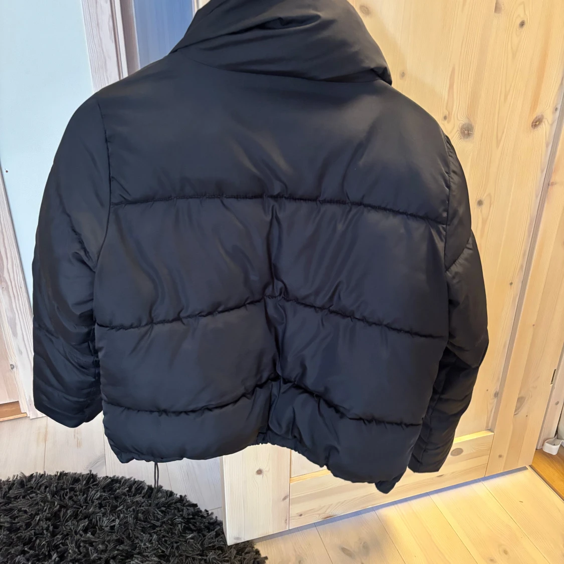 Svart pufferjacka från Bik Bok - 2