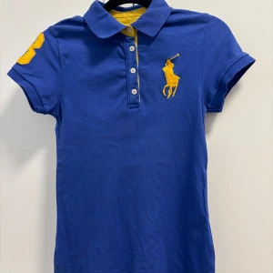 Ralph Lauren Piké - blå,gul - S - Prisförslag - Snygg Ralph Lauren Piké som passar snyggt med jeans.                                                                               Storlek S, Junior storlek.                                              Pris kan diskuteras vid Snabbafärr, men lämna gärna ett prisförslag om ni är intresserade.