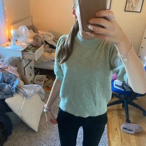 Ljusgrön stickad tröja med puffärm - Säljer en ljusgrön stickad tröja med puffärmar. Ärmarna är trekvarts och modellen är rak.