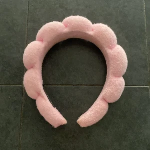 Handgjort bubbligt rosa diadem - Supergulligt handgjort diadem i bubblig form, klätt i ljusrosa tyg. Perfekt accessoar för att lyfta din look med en söt och trendig touch. Tjock och vadderad design som verkligen sticker ut i mängden.