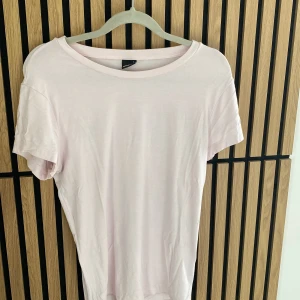 Ljusrosa t-shirt från Gina Tricot - säljer då den inte kommer till användning
