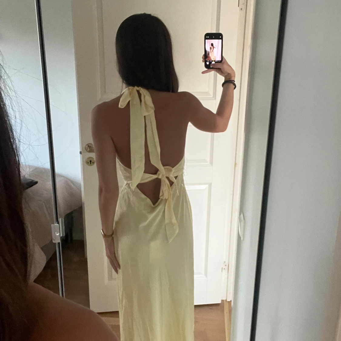 Ljusgul långklänning med knyt i ryggen - 1