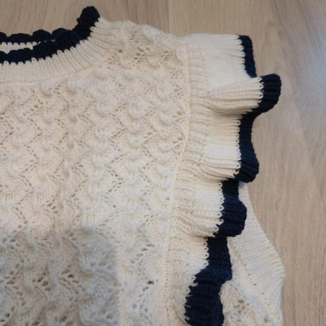 Vit stickad topp med volang från Lindex - 1