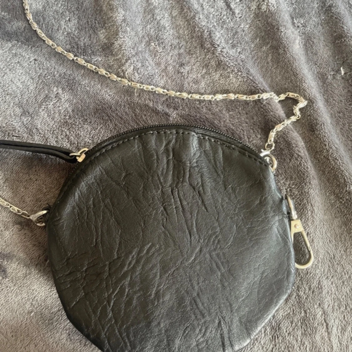 Svart rund axelväska med blomdetalj - 1