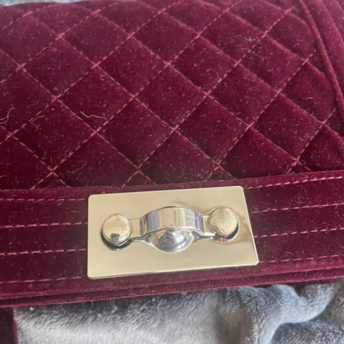 Vinröd väska i sammet - 4