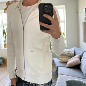 Stickad zip tröja  - Väldigt stilren och fet. Bra skick och perfekt nu till sensommar och höst. Skriv vid fundering 🙌