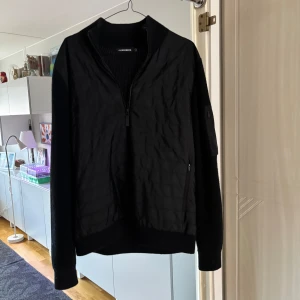 Svart jacka från J.Lindeberg - Hej, säljer min svarta cardigan från J.lindberg. Storlek L men passar även bra som M. Nypris 3200, skickar me kvitto om man vill ha de🍾💯