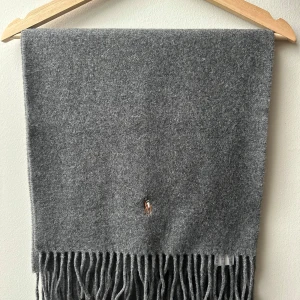 Ny Polo Ralph Lauren halsduk - Helt ny, aldrig använd. Köpte i höstas på Joel och Jolina. Märket är broderat, måtten är 160x35 cm. Priset är diskuterbart