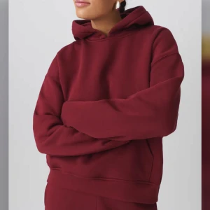 Vinröd hoodie - Den vanliga hoodie från Gina Tricot, använd men i bra skick. Pris kan diskuteras. Nypris 360kr 