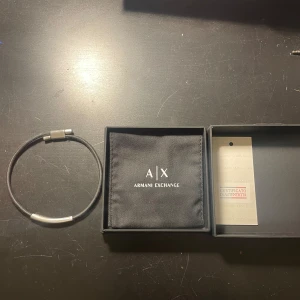 Armani armband  - Säljer detta sjukt snygga armbandet från Armani! Allt ingår, box, äktenhesbevis. Skick 8/10 ny pris 799kr. Fler funderingar är det bara att höra av sig! 