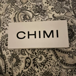 Chimi glajor - Snygga transparenta glasögon från CHIMI med en modern och stilren design. Perfekta för att ge en trendig touch till din look. Glasögonen har en rektangulär form och är tillverkade i ett lätt och bekvämt material.