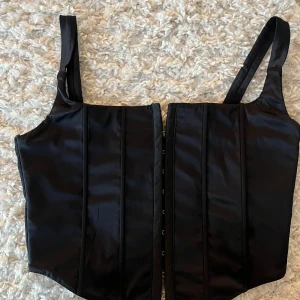 Svart korsett från Gina Tricot - Snygg svart korsett från Gina Tricot. Endast använd 1 gång. 