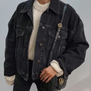 Jeans jacka - Säljer denna jeansjackan i strl S. Aldrig använd, prislappn kvar på. Tryck gärna på ”köp nu”.