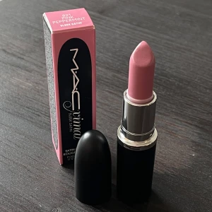MAC läppstift Pink Peppermint - Köpte detta läppstift nyss men kommer ej till användning tyvärr, i formulan sleek satin och i färgen Pink Peppermint! Den är testad som ni ser på bilden, därav mitt pris. 