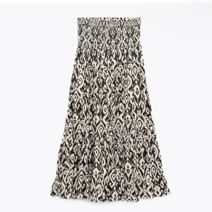 Lång kjol - Säljer en snygg långkjol från Zara. Tyvärr har den ett hål längst ner, dock som inte syns när man har på sig den, se bild💕