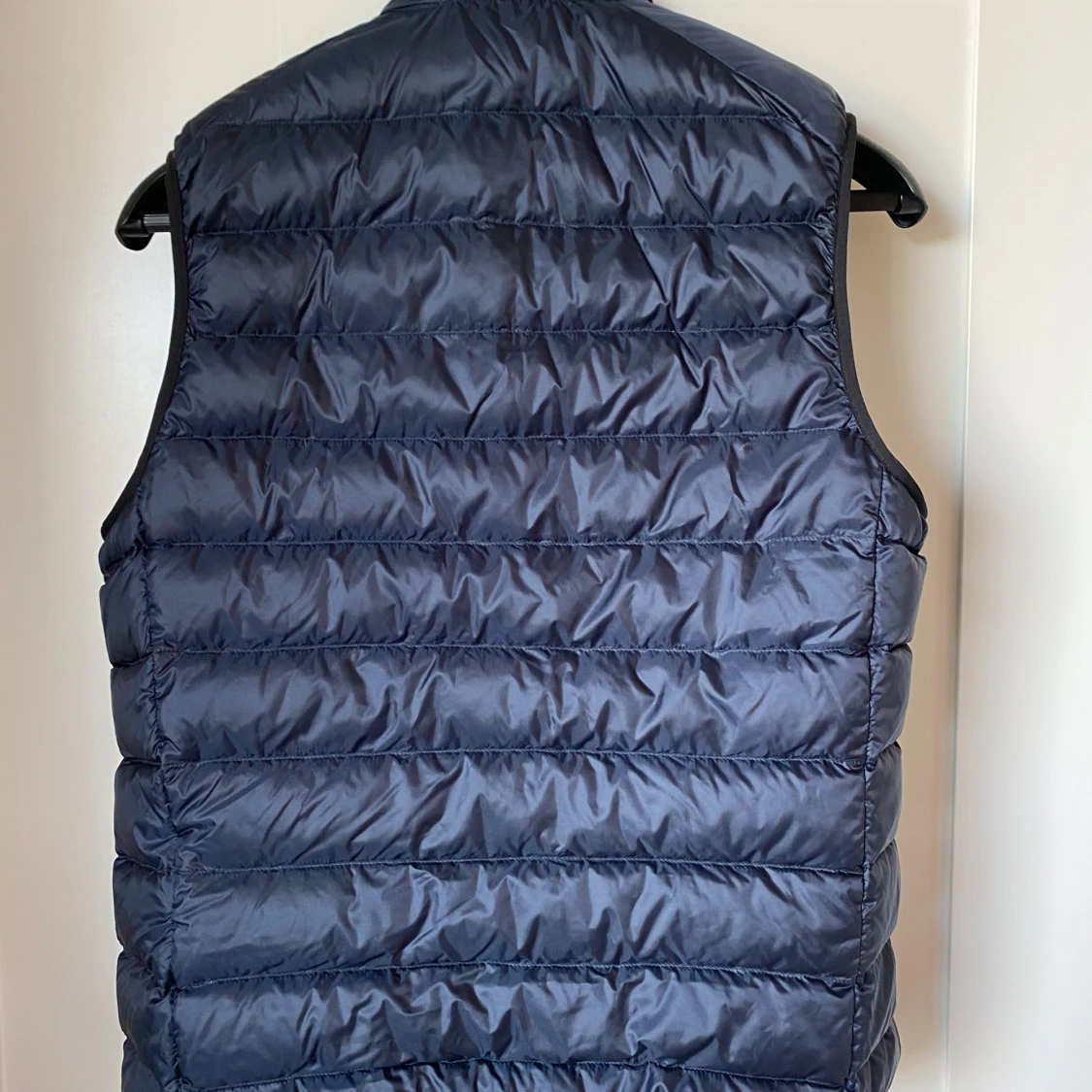 Blå dunväst från Uniqlo - 1