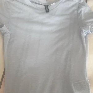 Ljusblå genomskinlig t-shirt  - En ljusblå genomskinlig tröja som ja inte använt då den är lite liten. 