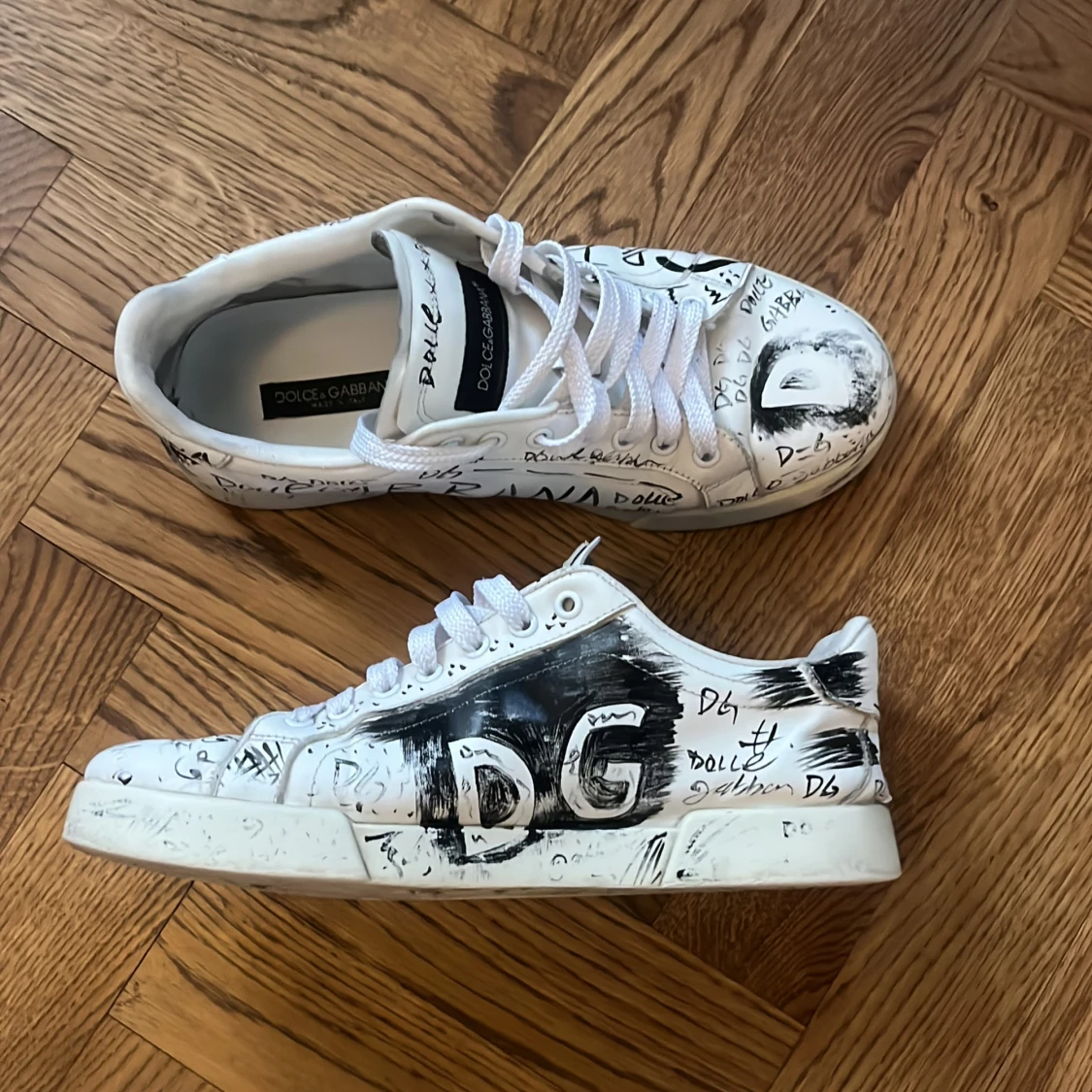 Vita sneakers med svart graffiti från Dolce & Gabbana - 1