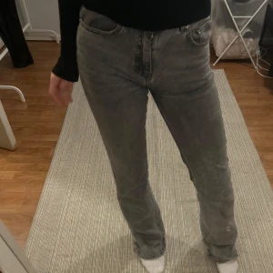 grå Bootcut jeans - Snygga jeans från gina tricot!