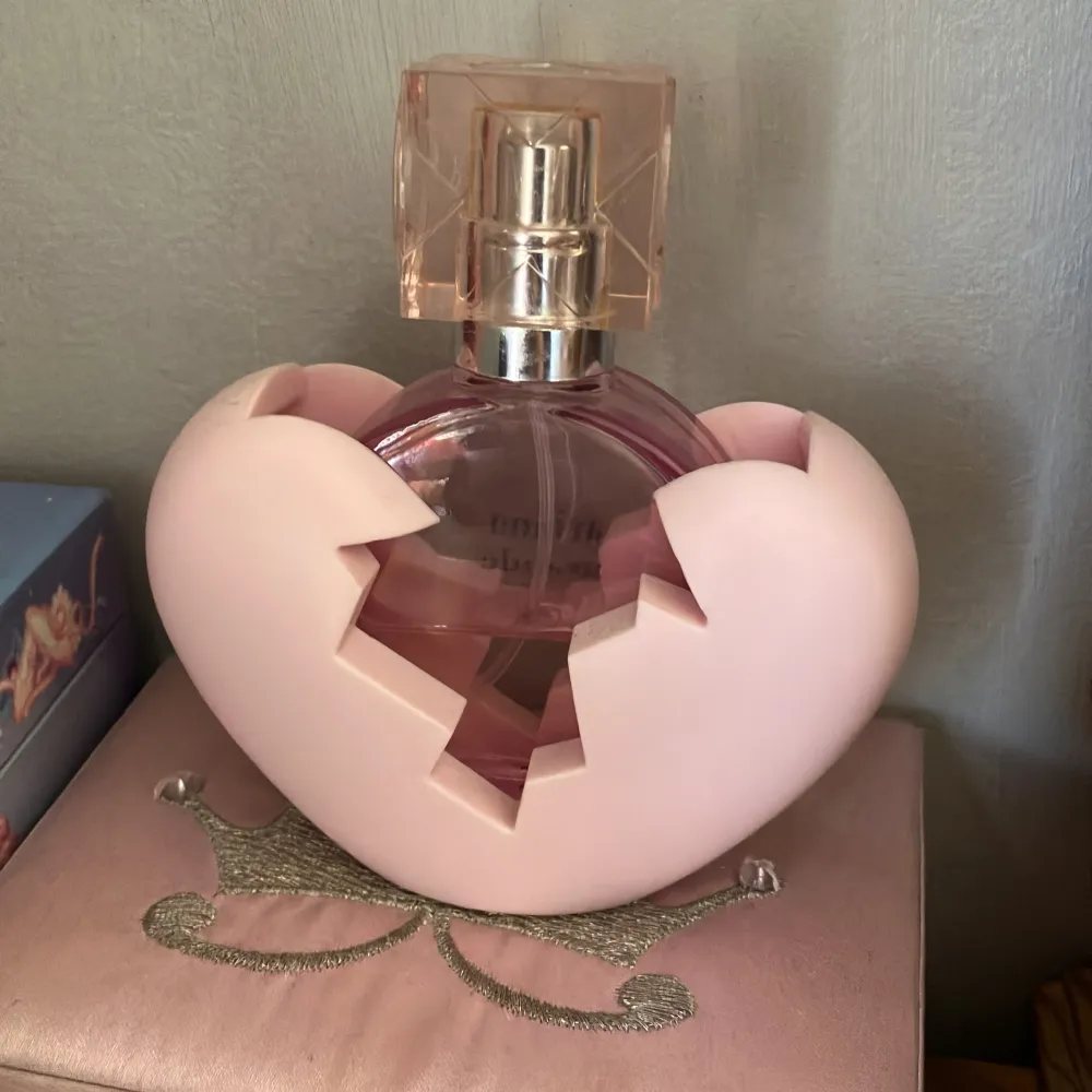 Har verkligen tröttnat på lukten nu. Fick parfymen cirka 2021 men den luktar fortfarande ganska mycket. . Perfume.