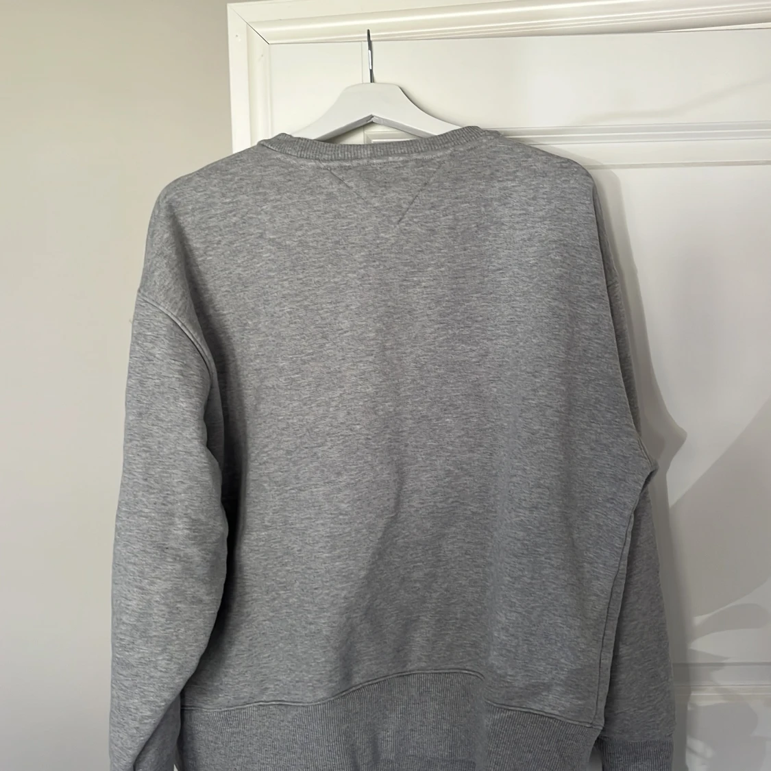 Grå sweatshirt från Tommy Jeans - 1