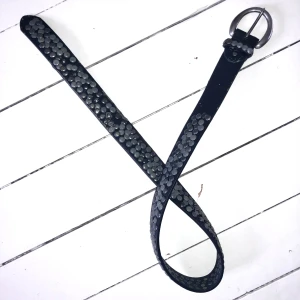 ÄKTA Y2K bälte med nitar - Snyggt svart bälte med silverfärgade nitar och ett runt spänne. Tillverkat i 100% läder. Perfekt för att ge en edgy touch till din outfit. Det är 75 cm långt