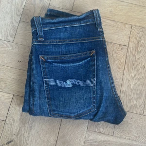 Nudie jeans - Nudie jeans i skick 10/10. Inga defekter och använda ett fåtal gånger. Storlek W27 L32 passar någon som är ungefär 170 lång. Modellen är tight long John (slimfit).