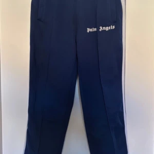Mjukisbyxor från Palm Angels - Palm Angels byxor i storlek S. Köpta ”begagnade” men oanvända - därmed nyskick. Skriv vid funderingar/frågor! 