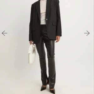 Svarta skinnbyxor med slits - Svarta skinnbyxor med slits från nakd, helt nya med lapp kvar! Strl 38/40 men mer som en 38