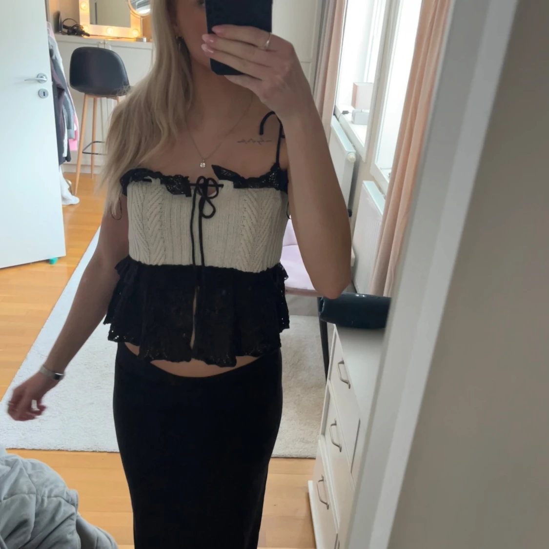 Vit och svart stickad topp.