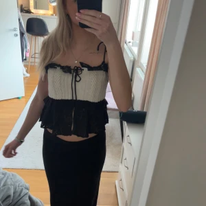 Vit och svart stickad topp. - Säljer en söt vit och svart stickad topp från zara. 💗