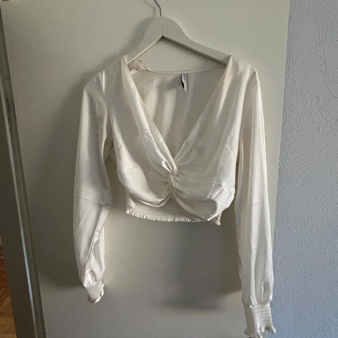 Vit topp med knytning