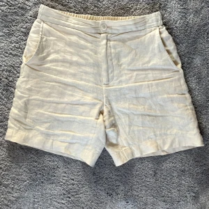 Linneshorts - Nu säljer jag minns linneshorts fårn THESE GLORY DAYS. Shortsen är i storlek 44 och jag köpte dem förra året för 700kr så dem är bara använda en sommar. Dem är i riktigt fint skick, man kan se att dem är använda men det finns inga defekter.
