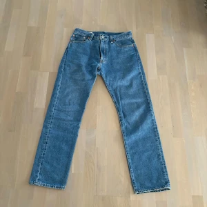 Blåa jeans 551 levi’s - Säljer ett par klassiska blåa Levi's 551 jeans som har blivit för små för mig. Perfekta för våren/sommarn i storlek 30/32. Nypris: 1319kr