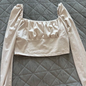 Vit topp - Fin topp används ej den har volanger framtill 🤍