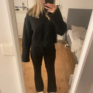 Svart stickad tröja  - Hyfsat tjock mysig stickad tröja från gina🩷lite nopprig längst ner på tröjan men går att klippa bort eller använda en noppmaskin. Tröjan var från början lite kort i ärmarna så jag klippte bort de sömmar som höll ärmarna uppvikta för att få de längre men annars i fint skick🩷