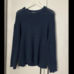 Blå stickad tröja  - Säljer en stickad tröja från 157 som inte kommer till användning längre. Hör gärna av dig vid frågor!💓