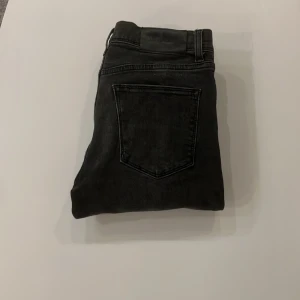 J.Lindberg jeans - Skit feta jeans som är i bra skick. Dom sitter väldigt bra i passformen. Vårat pris är 299 som är väldigt bra🙌🏻🙌🏻