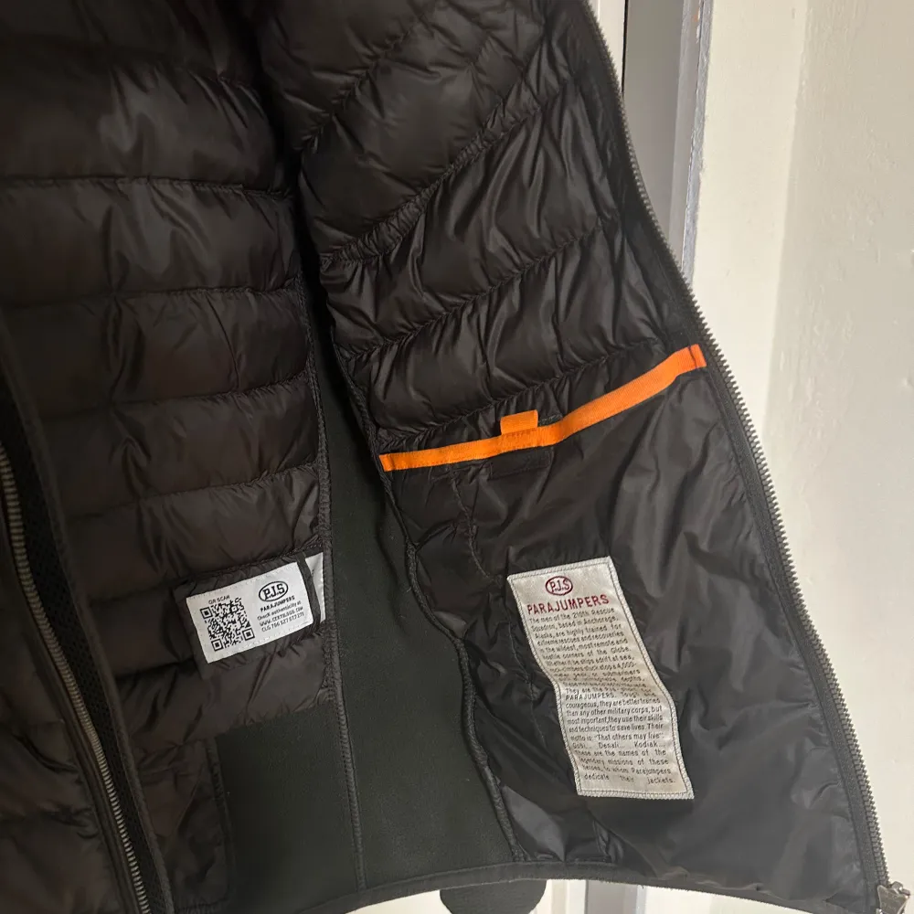 Säljer då min parajumpers warm up då jag lagt på mig några pannor och den inte passar mig på bredden längre. Är 173 70 kg och jackan slutar precis där byxorna sitter. Äkta med qr kod så man kan kolla att den är autentisk. Har dessvärre inge kvitto då detta var en present men somsagt taggen/qr koden finns kvar . Takit.