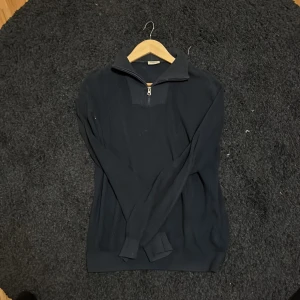 Halfzip - Säljer denna halfzip i storlek 170 men passar även mig som är 182. Hör av dig vid frågor eller fler bilder. Pris kan diskuteras!
