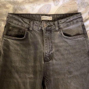 grå lågmidjade bootcut jeans från gina - tvär snygga grå lågmidjade bootcut jeans från ginatricot i storlek 34. de har en klassisk femficksdesign och är tillverkade i ett slitstarkt denimtyg. använda några gånger men inget som syns. jag är 156 cm och de är aningen för långa på mig. kom privat vid intresse!💕