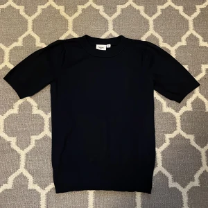 Mörkblå topp från Saint Tropez - En mörkblå fin stickad korta ärmar tröja köpt från Lindex. Fint skick💙