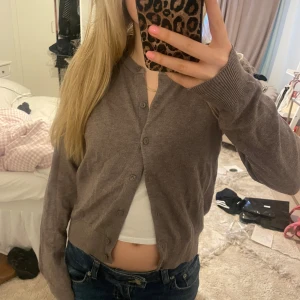 Brun kofta med knappar - Säljer en brun kofta med knappar framtill. Den har långa ärmar och en klassisk design som passar perfekt till vardags. 