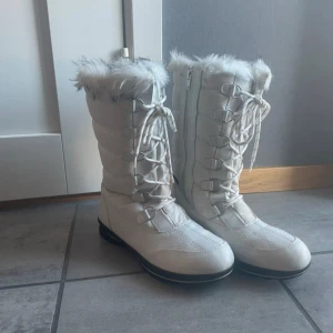 Vita vinterstövlar från Everest - Vita vinterkängor från Everest, strl 39. Fodrade och vattentäta i bra skick