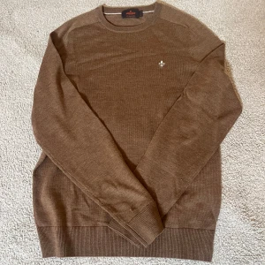 Tröja från Morris - Säljer en stilren tröja från Morris med crew neck. Passar perfekt för sommaren och våren och perfekt för en avslappnad look.